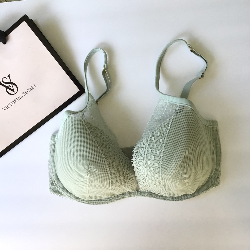 VICTORIAS SECRET INCREDIBLE PLUNGE BRA SIZE 32DD NWOT